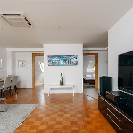 Roy 2 Bdr Apartment With Prague Castle View, Parking & Ac Exteriör bild