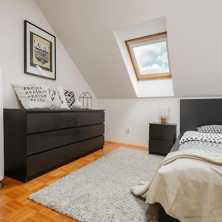 Roy 2 Bdr Apartment With Prague Castle View, Parking & Ac Exteriör bild