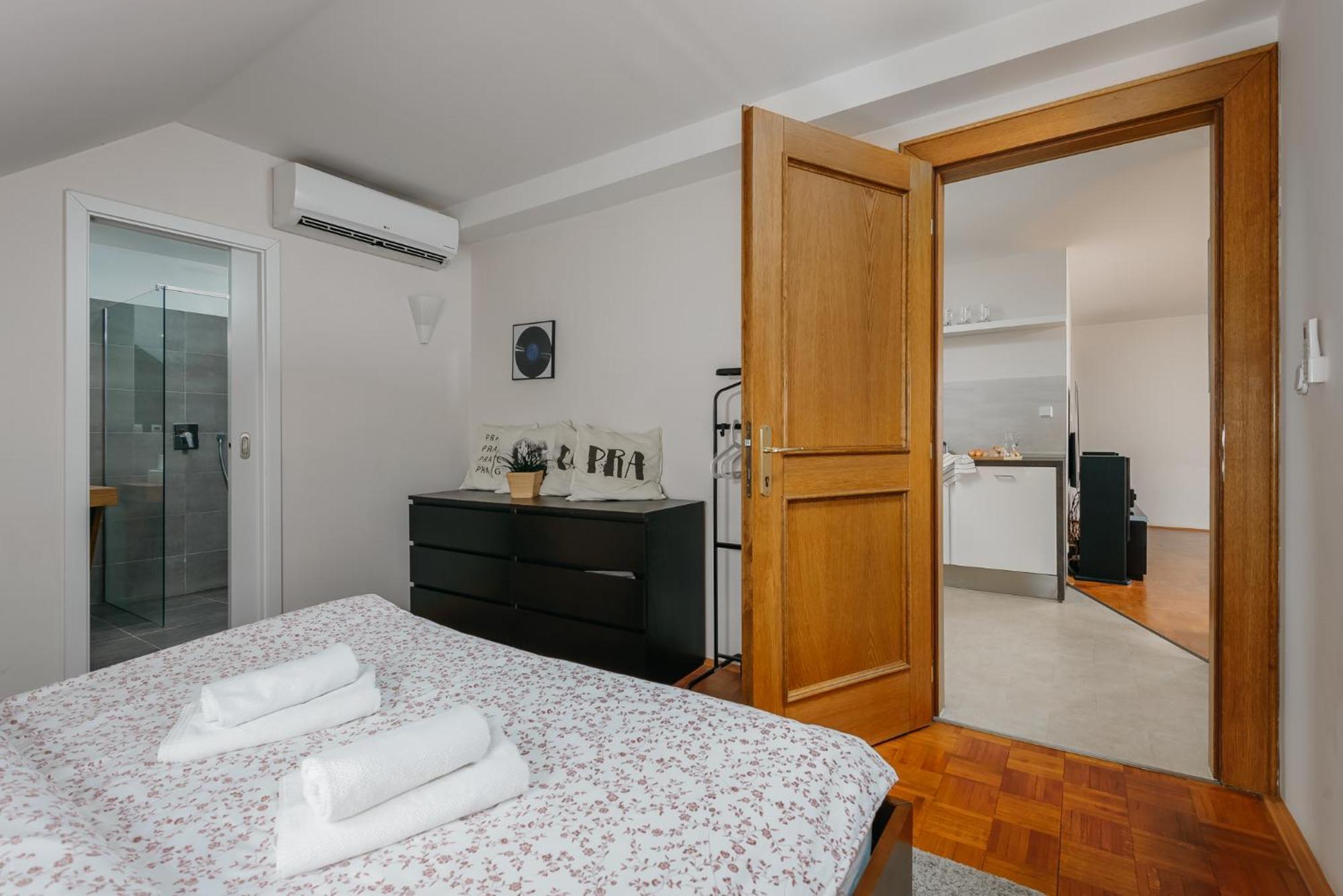 Roy 2 Bdr Apartment With Prague Castle View, Parking & Ac Exteriör bild