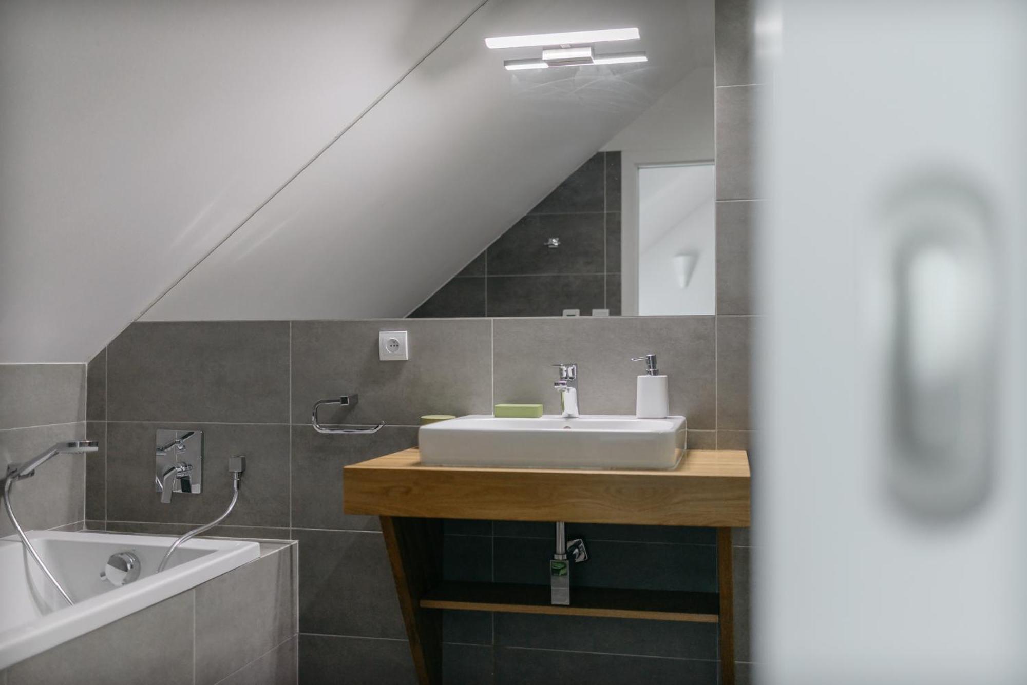 Roy 2 Bdr Apartment With Prague Castle View, Parking & Ac Exteriör bild