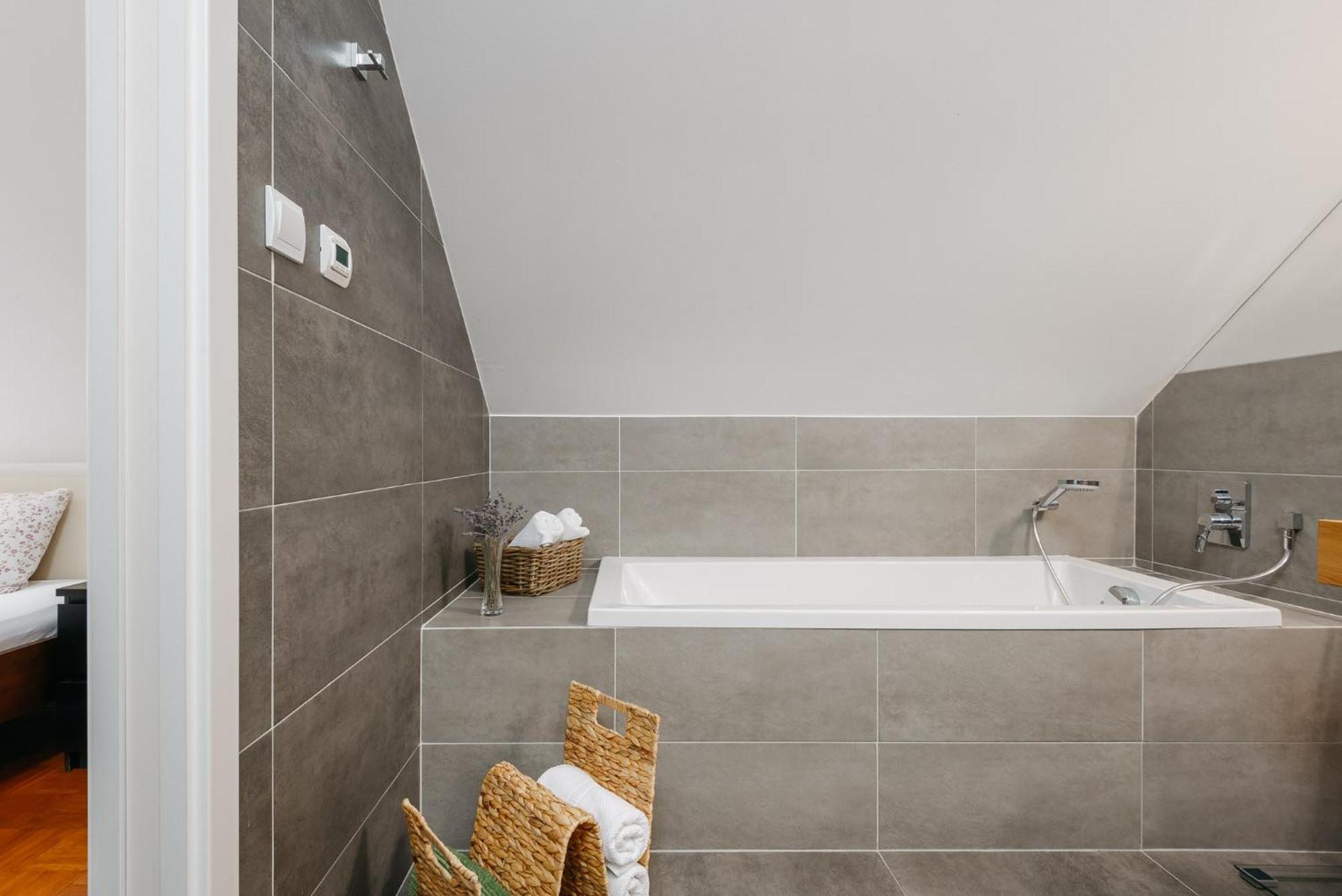 Roy 2 Bdr Apartment With Prague Castle View, Parking & Ac Exteriör bild