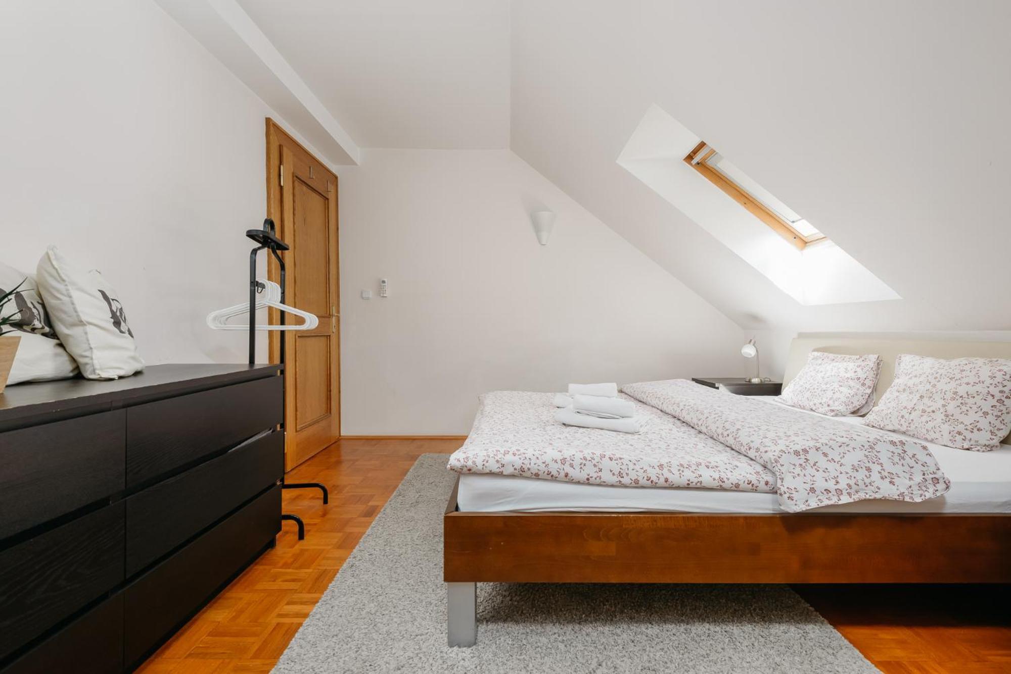 Roy 2 Bdr Apartment With Prague Castle View, Parking & Ac Exteriör bild