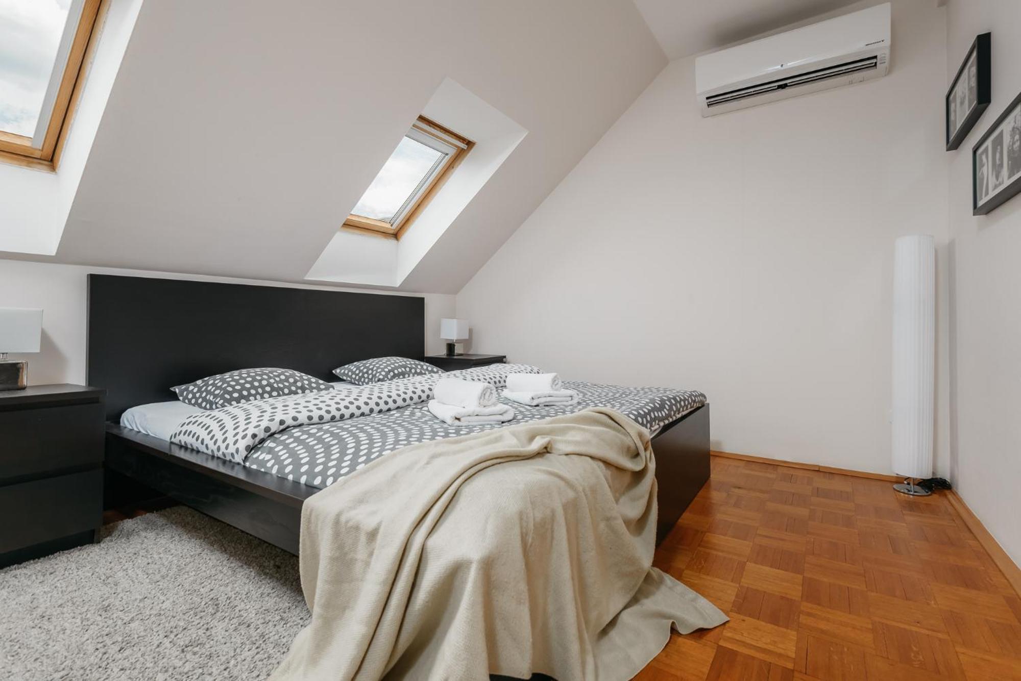 Roy 2 Bdr Apartment With Prague Castle View, Parking & Ac Exteriör bild