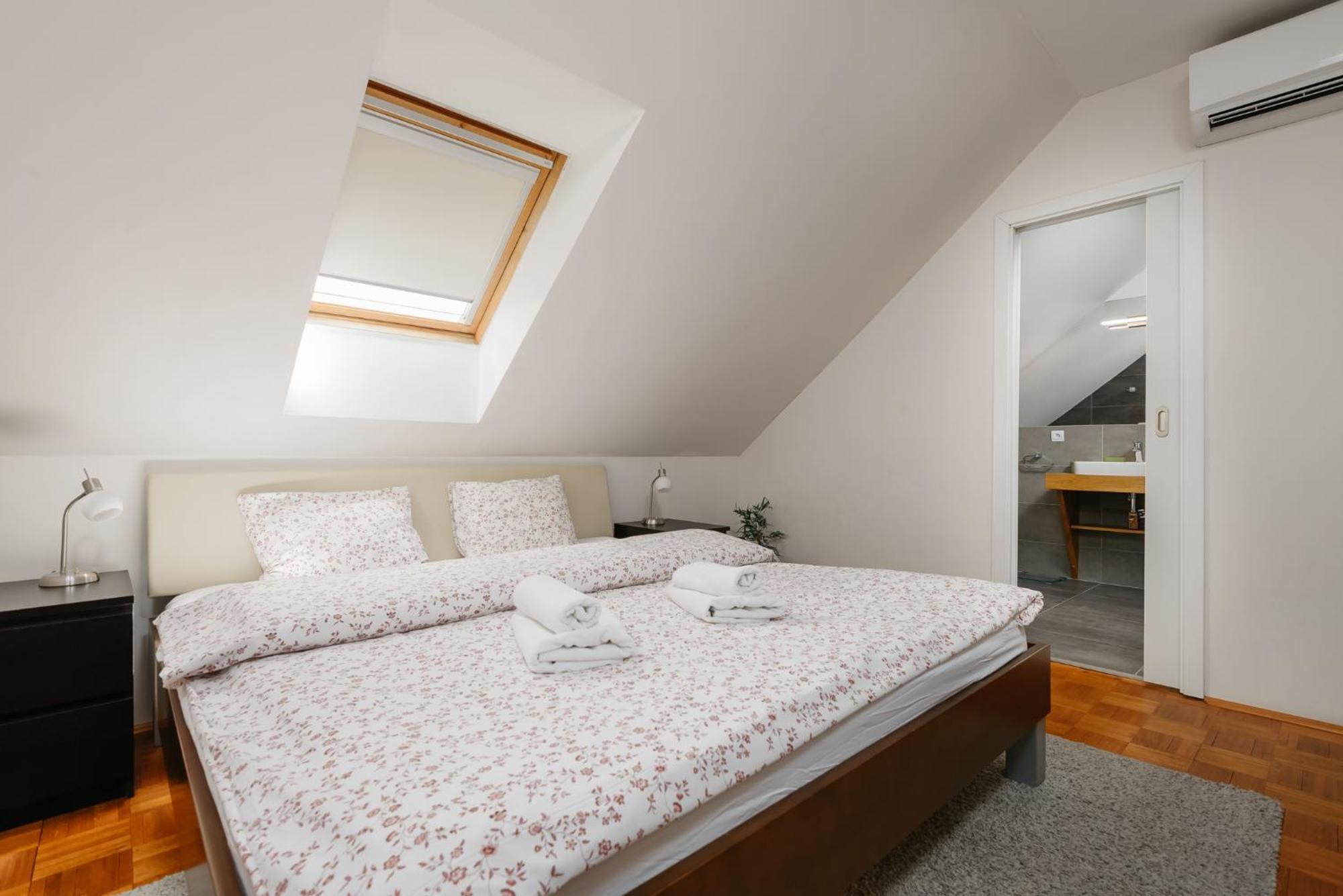 Roy 2 Bdr Apartment With Prague Castle View, Parking & Ac Exteriör bild
