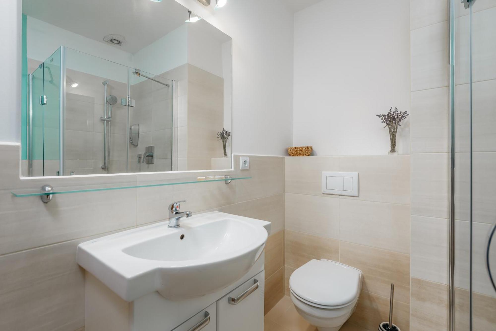 Roy 2 Bdr Apartment With Prague Castle View, Parking & Ac Exteriör bild